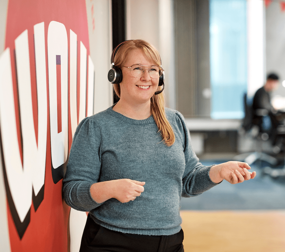 En person står og taler i et headset