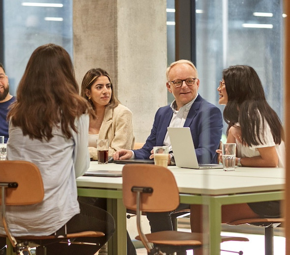 Kursusdeltagere snakker til et e-conomic Academy-kursus