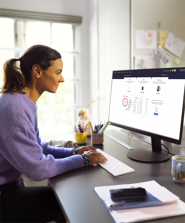 kvinde ved computerskærm med e-conomic dashboard